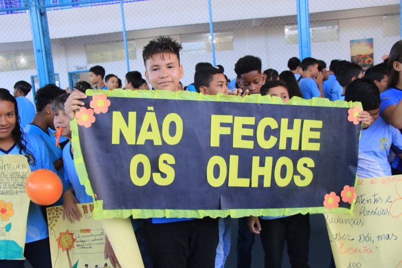 Caminhada em combate ao abuso infantil na escola municipal Maria Estelita