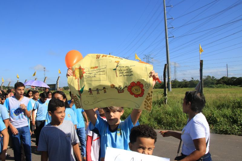 Caminhada em combate ao abuso infantil na escola municipal Maria Estelita