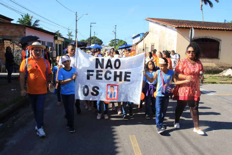 Caminhada em combate ao abuso infantil na escola municipal Maria Estelita