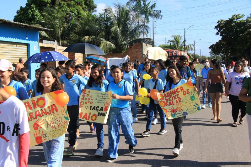 Caminhada em combate ao abuso infantil na escola municipal Maria Estelita