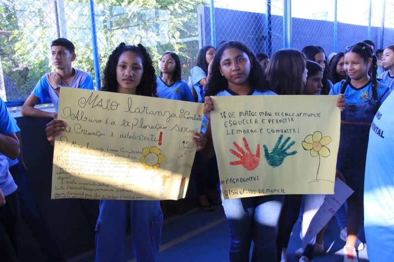 Caminhada em combate ao abuso infantil na escola municipal Maria Estelita