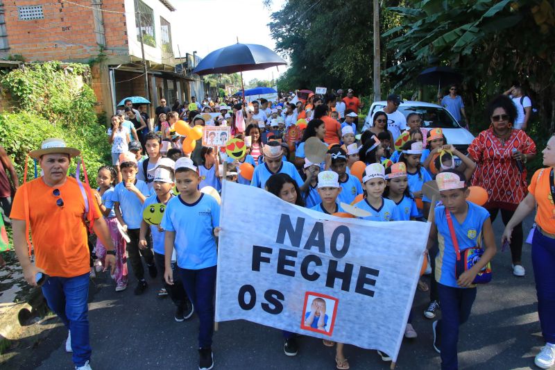 Caminhada em combate ao abuso infantil na escola municipal Maria Estelita