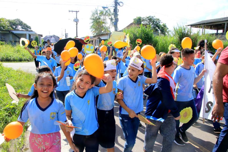 Caminhada em combate ao abuso infantil na escola municipal Maria Estelita