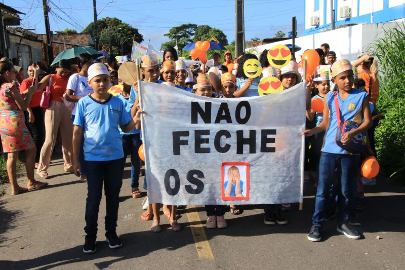 Caminhada em combate ao abuso infantil na escola municipal Maria Estelita