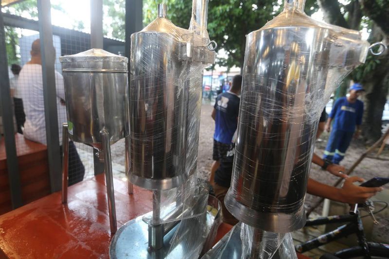 Entrega de branqueamento para batedores de açaí na feira do Artesanato