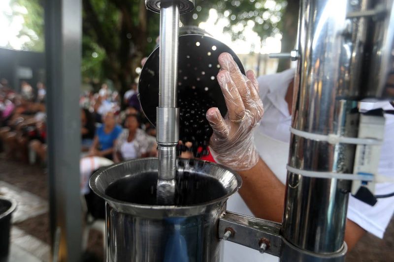 Entrega de branqueamento para batedores de açaí na feira do Artesanato