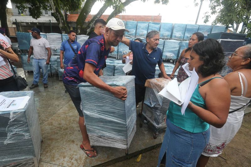 Entrega de branqueamento para batedores de açaí na feira do Artesanato