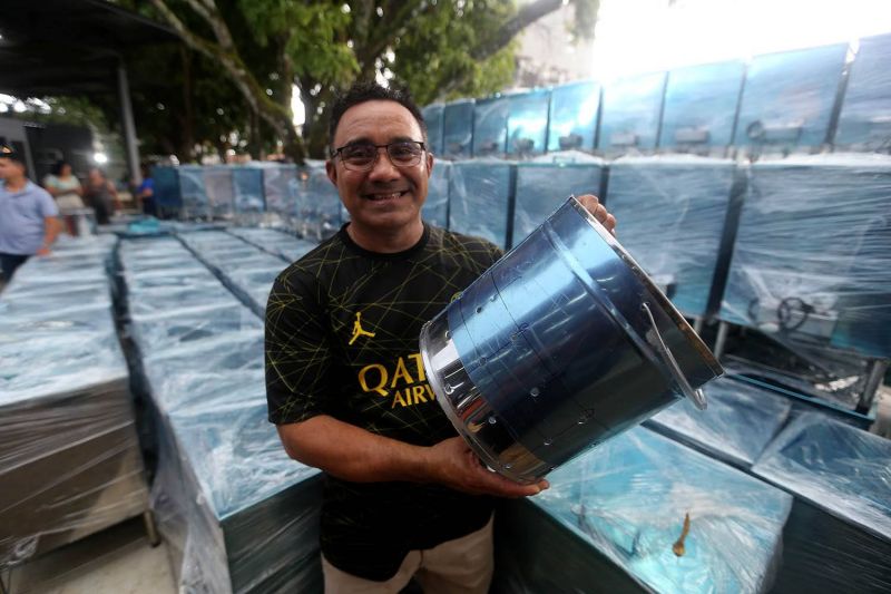 Entrega de branqueamento para batedores de açaí na feira do Artesanato
