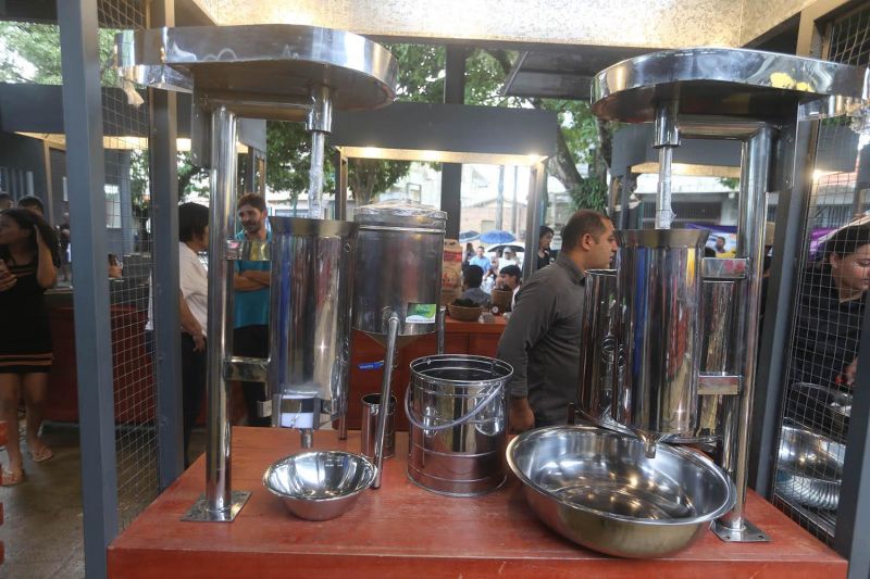 Entrega de branqueamento para batedores de açaí na feira do Artesanato