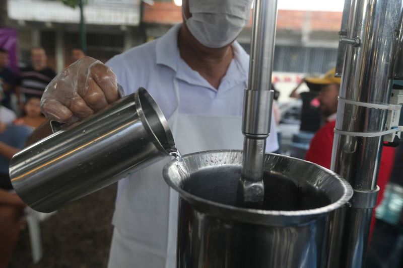 Entrega de branqueamento para batedores de açaí na feira do Artesanato