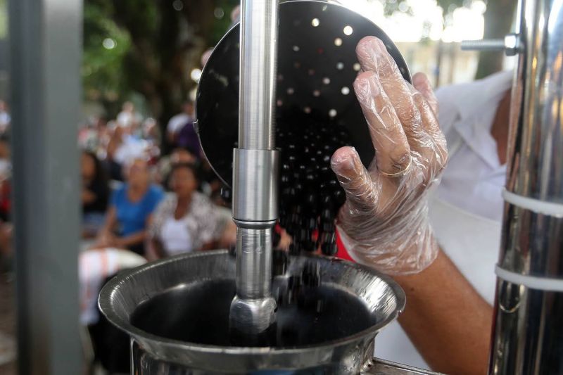 Entrega de branqueamento para batedores de açaí na feira do Artesanato