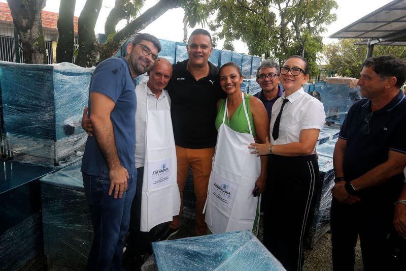 Entrega de branqueamento para batedores de açaí na feira do Artesanato