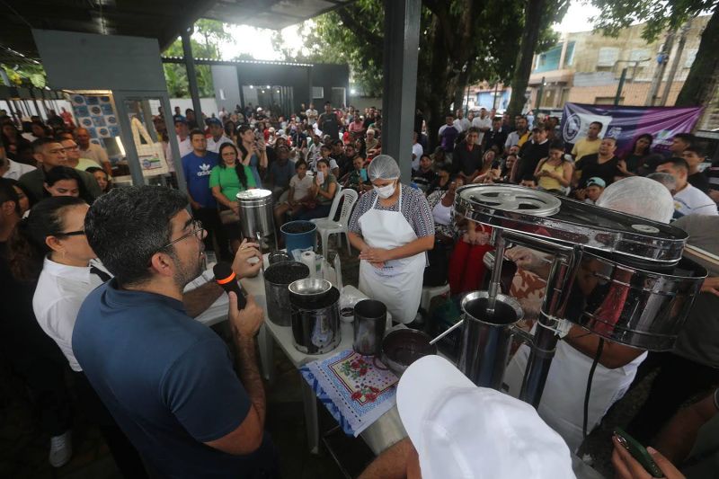 Entrega de branqueamento para batedores de açaí na feira do Artesanato