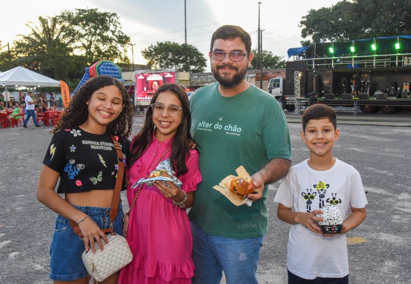 Dia Mundial do Hambúrguer no estacionamento do Abacatão