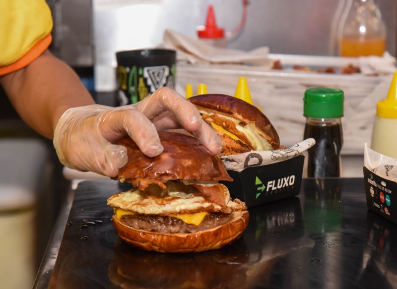Dia Mundial do Hambúrguer no estacionamento do Abacatão