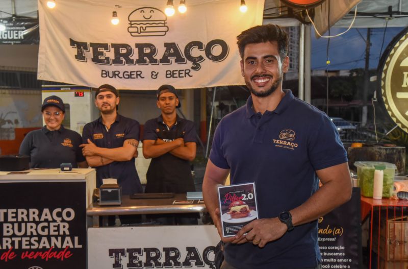 Dia Mundial do Hambúrguer no estacionamento do Abacatão