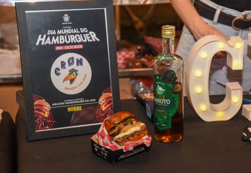 Dia Mundial do Hambúrguer no estacionamento do Abacatão