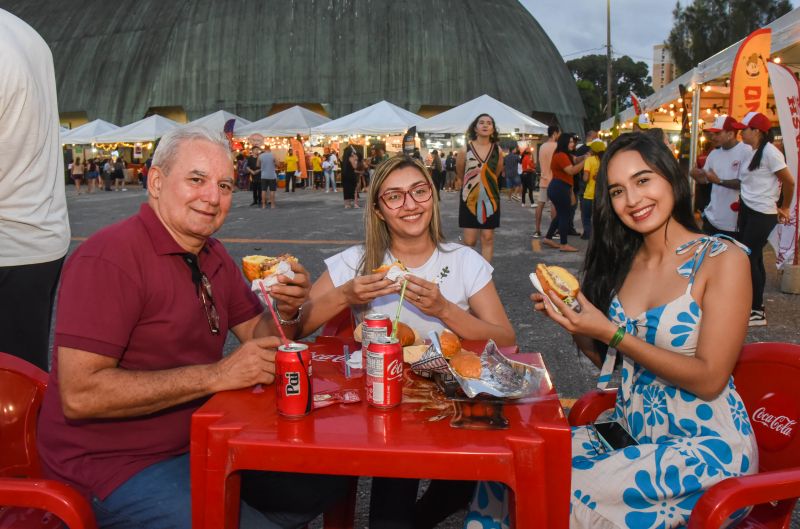 Dia Mundial do Hambúrguer no estacionamento do Abacatão