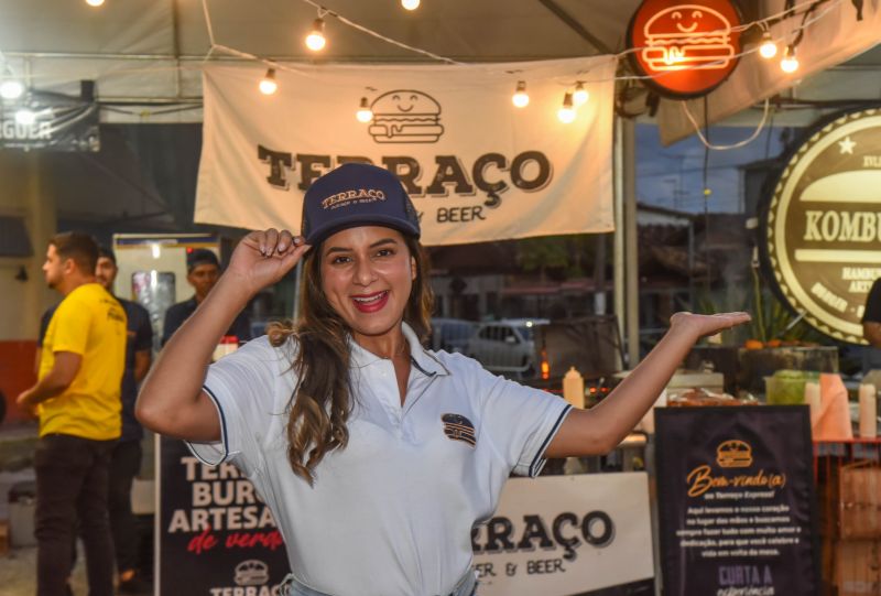 Dia Mundial do Hambúrguer no estacionamento do Abacatão