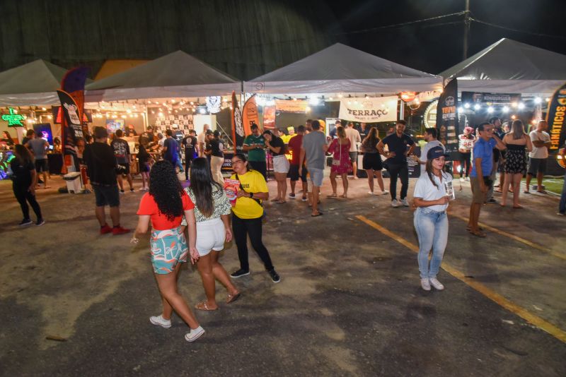 Dia Mundial do Hambúrguer no estacionamento do Abacatão