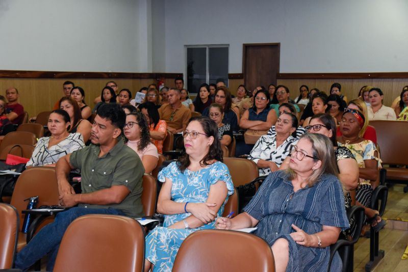 Formação de servidores no auditório da SEMED