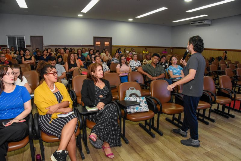 Formação de servidores no auditório da SEMED