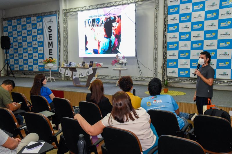Formação de servidores no auditório da SEMED