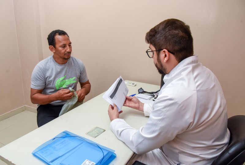 Ação de emissão de carteira de saúde dos batedores de açaí na Casa do Açaí