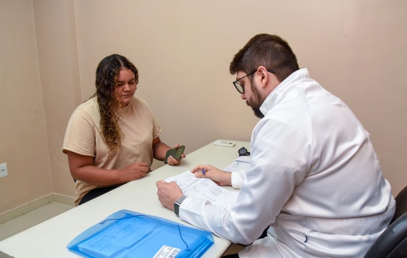 Ação de emissão de carteira de saúde dos batedores de açaí na Casa do Açaí