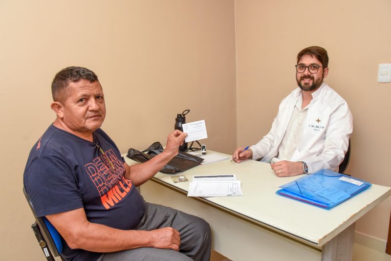 Ação de emissão de carteira de saúde dos batedores de açaí na Casa do Açaí