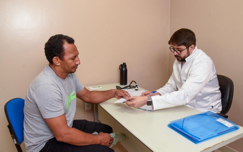 Ação de emissão de carteira de saúde dos batedores de açaí na Casa do Açaí