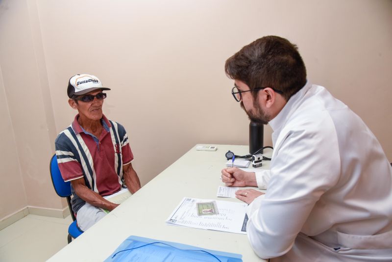 Ação de emissão de carteira de saúde dos batedores de açaí na Casa do Açaí