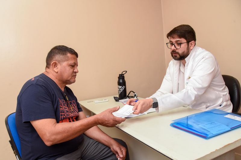Ação de emissão de carteira de saúde dos batedores de açaí na Casa do Açaí
