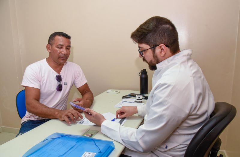 Ação de emissão de carteira de saúde dos batedores de açaí na Casa do Açaí