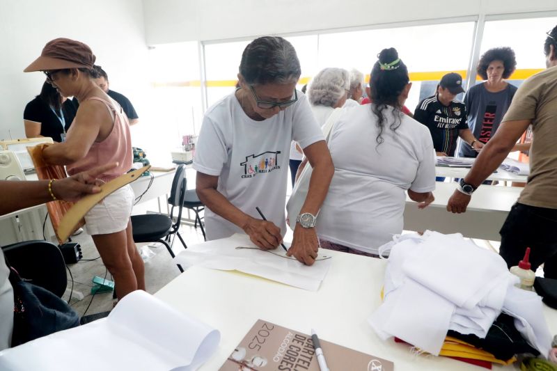 Curso de corte e costura no Céu das Artes no conjunto Julia Seffer