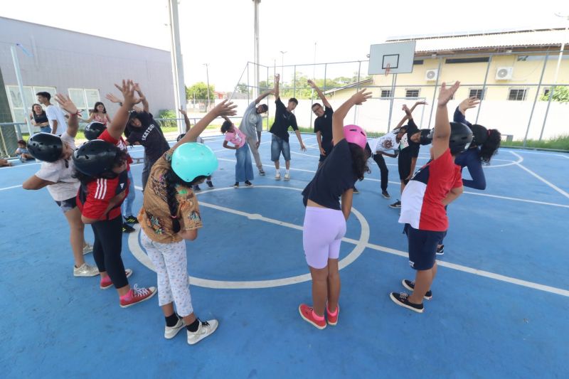 Oficina de Skate na quadra do Céu das Artes