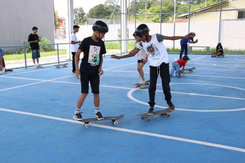 Oficina de Skate na quadra do Céu das Artes