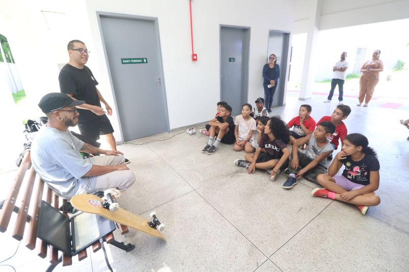 Oficina de Skate na quadra do Céu das Artes