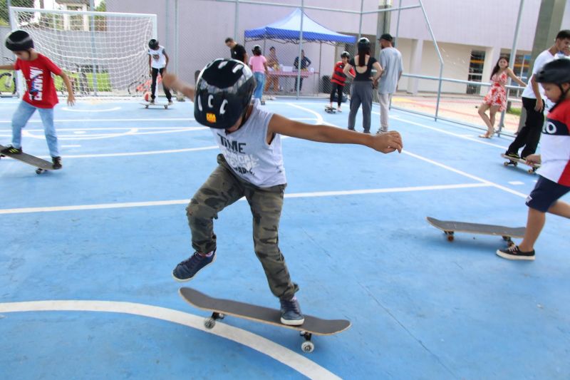 Oficina de Skate na quadra do Céu das Artes