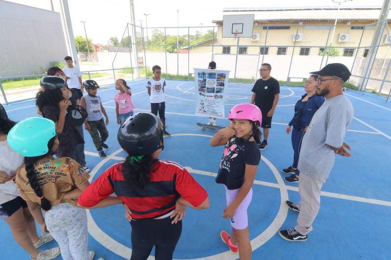 Oficina de Skate na quadra do Céu das Artes