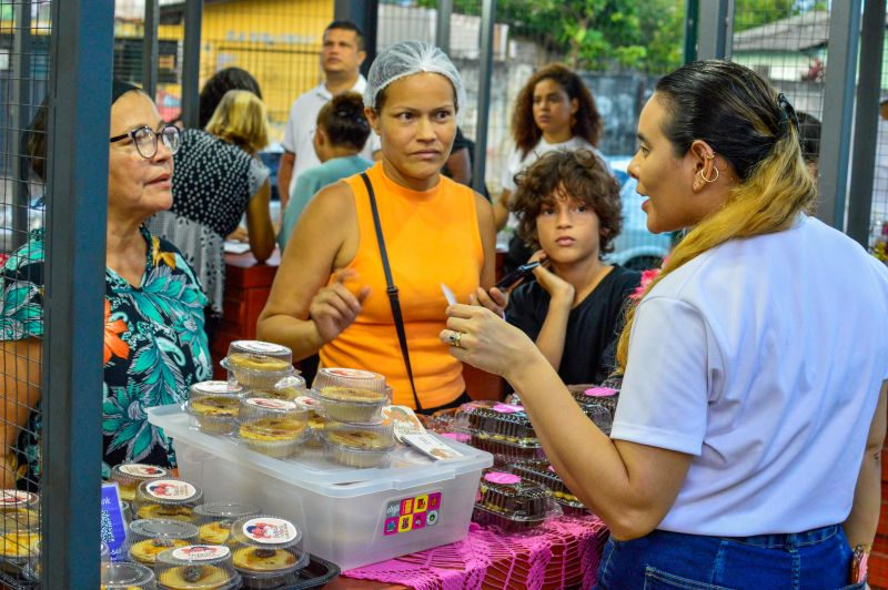 Feira do artesanato com exposição Doces que Encantam