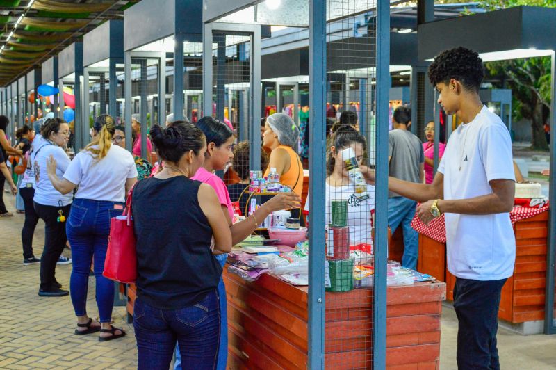 Feira do artesanato com exposição Doces que Encantam
