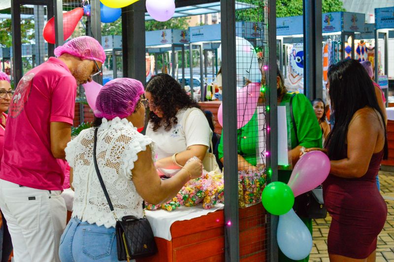 Feira do artesanato com exposição Doces que Encantam