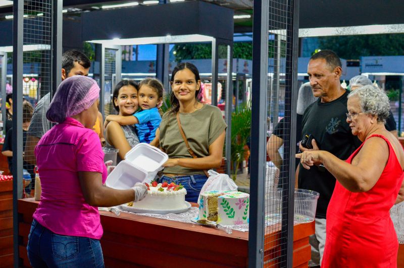 Feira do artesanato com exposição Doces que Encantam