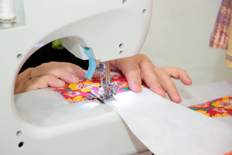 Curso de sandálias decoradas no salão de festas do condomínio Jardim Tropical na Br 316