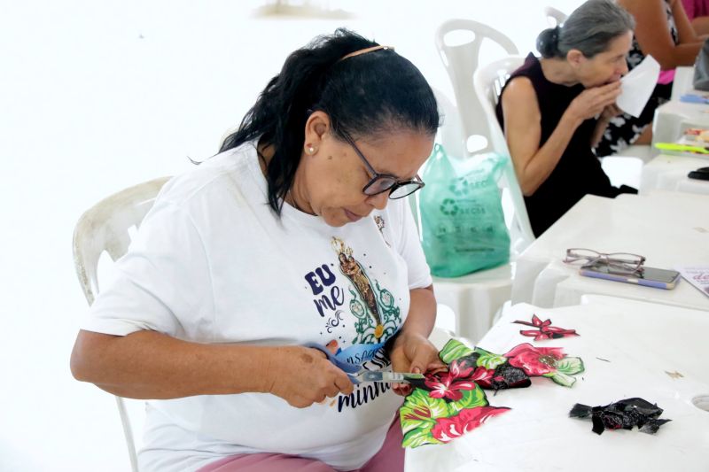 Curso de sandálias decoradas no salão de festas do condomínio Jardim Tropical na Br 316
