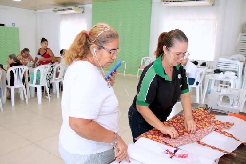 Curso de sandálias decoradas no salão de festas do condomínio Jardim Tropical na Br 316