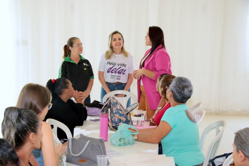 Curso de sandálias decoradas no salão de festas do condomínio Jardim Tropical na Br 316