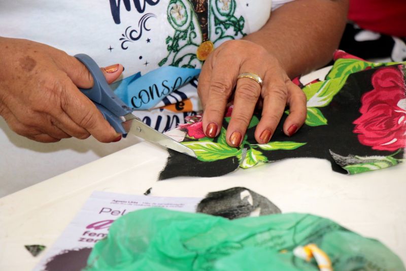 Curso de sandálias decoradas no salão de festas do condomínio Jardim Tropical na Br 316