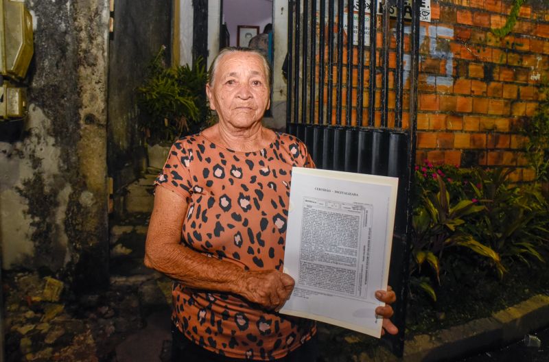 Entrega de Certidão de Imóveis para moradores da comunidade jardim Nova Vida no bairro 40 Horas